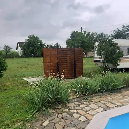 Къмпинг Little Oasis Езерец