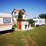 Къмпинг Little Oasis