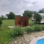 Къмпинг Little Oasis Езерец