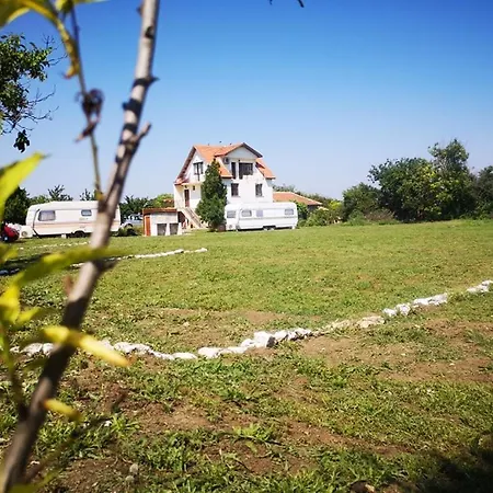 مكان تخييم Little Oasis Ezerets