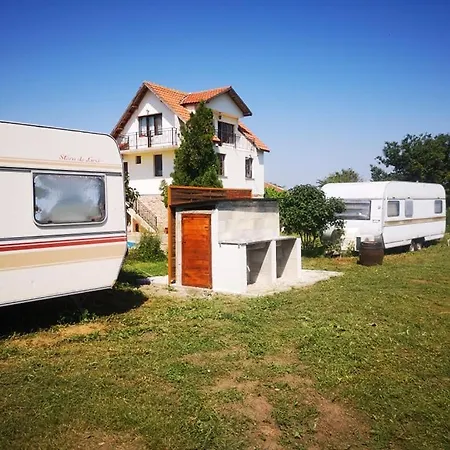 مكان تخييم Little Oasis